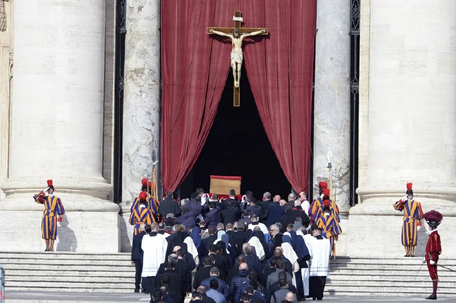 La capilla ardiente del papa concluye para proceder a la ceremonia del cierre del féretro