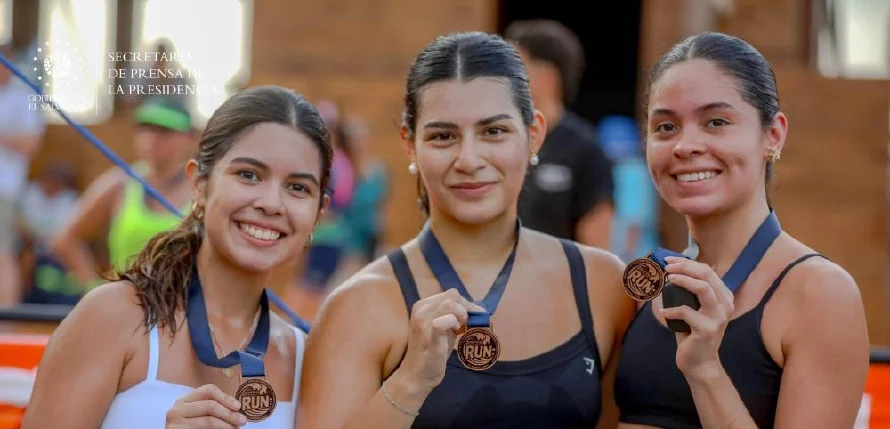 Más de 1,000 corredores participaron en el Surf City Run 2025