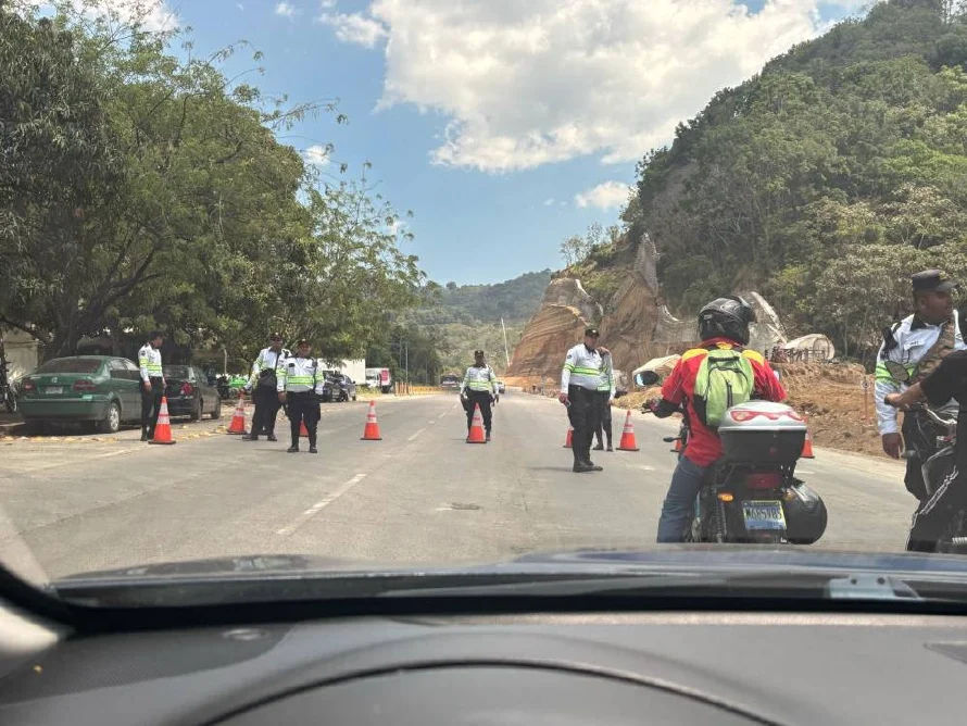 Obras Públicas cierra nuevamente el paso en Los Chorros, pero dice "es temporal"