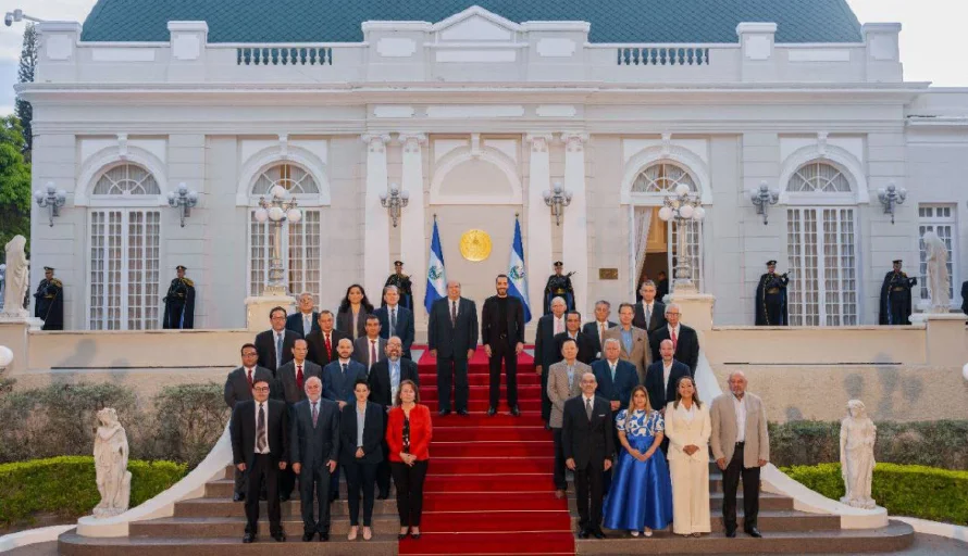 Bukele se compromete a respaldar la "reindustrialización" del país en reunión con empresarios