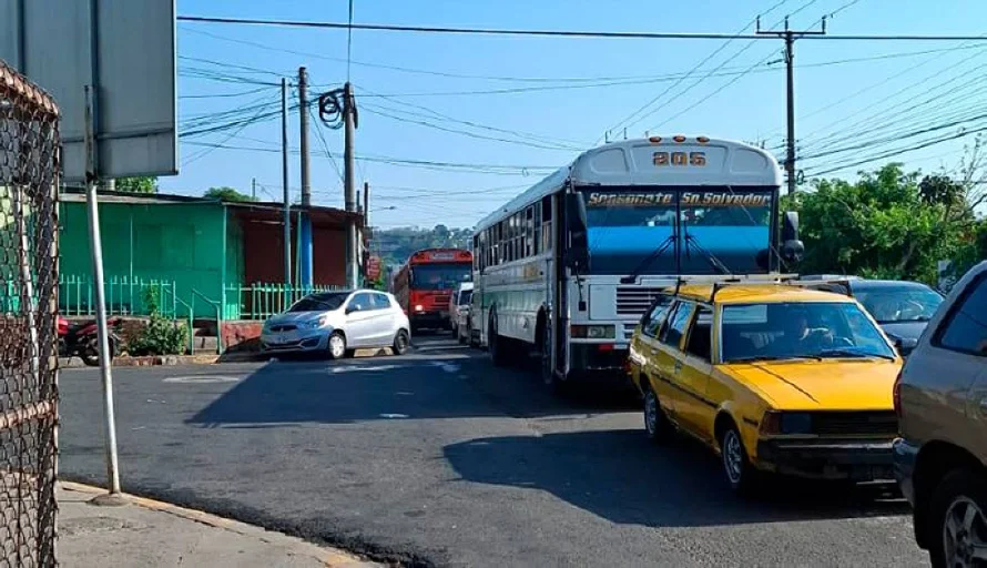 Caos vehicular en los ingresos a San Salvador debido al cierre de Los Chorros