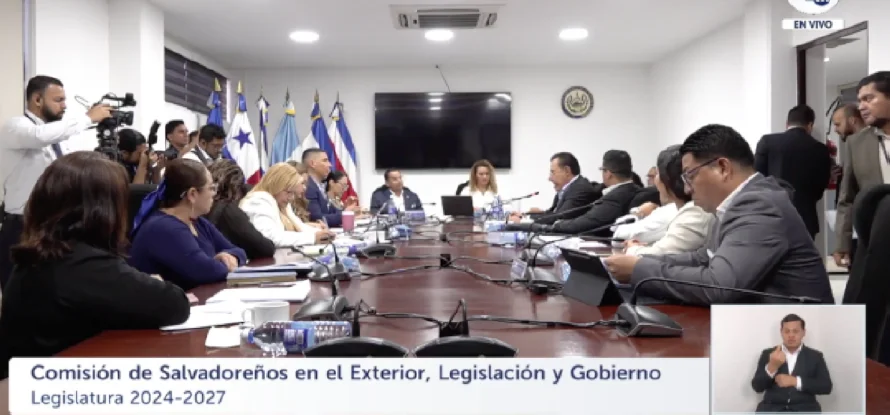 Extranjeros beneficiados con residencia definitiva podrán salir de El Salvador por "tiempo ilimitado"