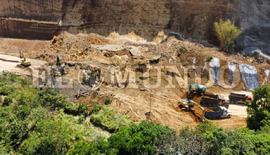 Un gran derrumbe vuelve a cubrir todos los carriles en Los Chorros (VIDEO EXCLUSIVO)