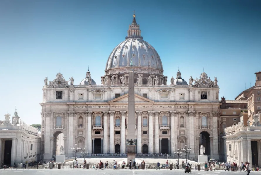 Empleados del Vaticano denuncian que su sueldo está congelado desde 2008 y piden mejoras