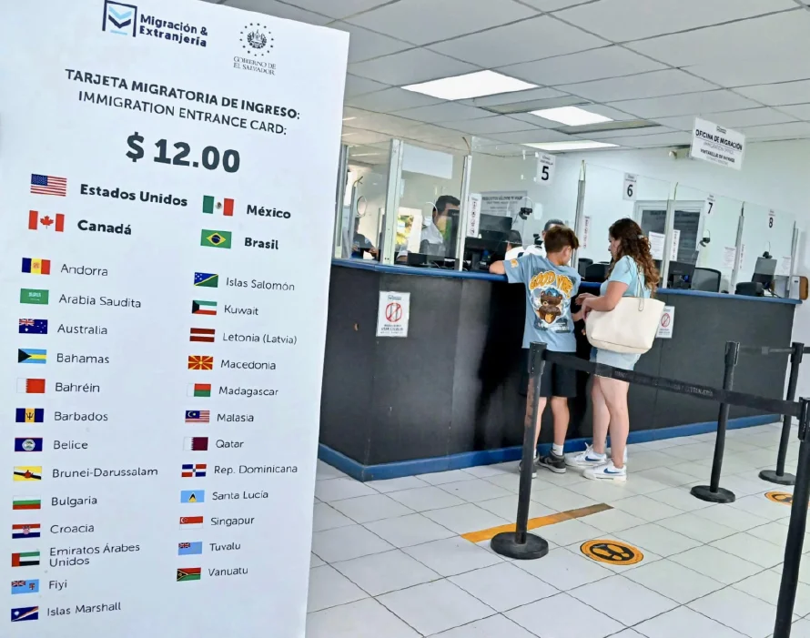 El Salvador elimina Tarjeta Migratoria para extranjeros, que podrán optar a residencias definitivas sin límite de ausencia si apoyan programas del gobierno