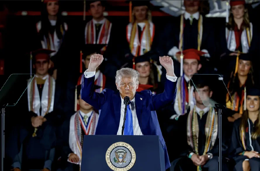 Trump dice que los magnates de internet ahora le "besan el trasero"
