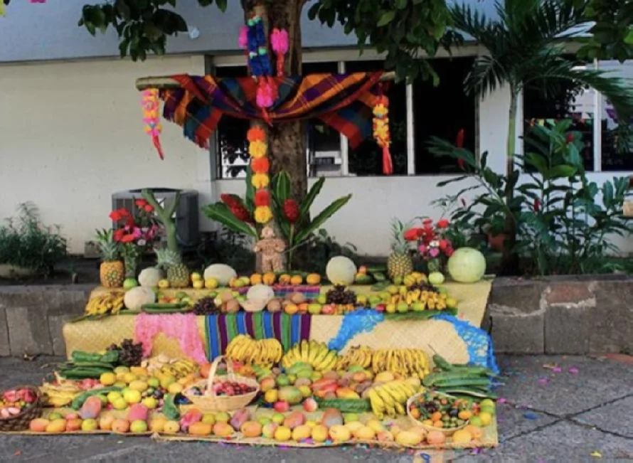 Salvadoreños celebran hoy el Día de la Cruz con frutas y devoción