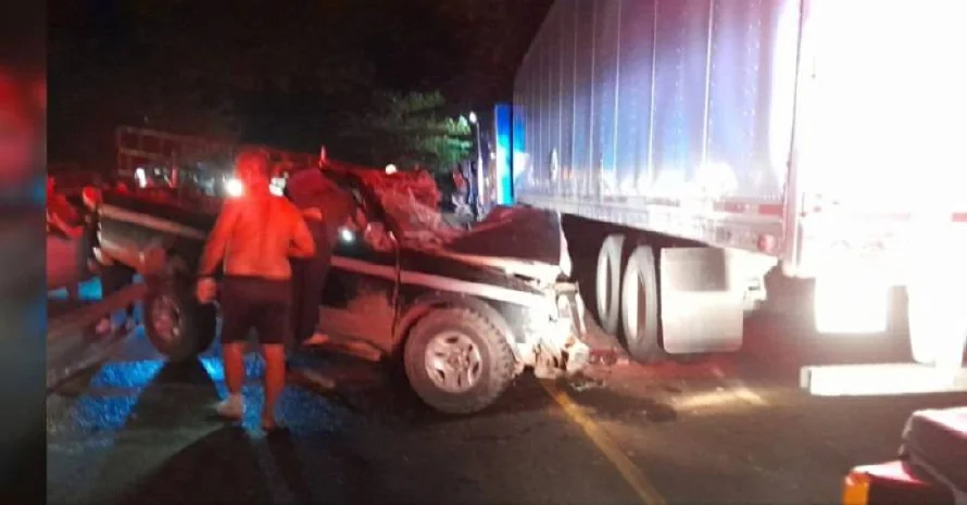 Once lesionados en un accidente entre un pick up y un tráiler en la carretera El Litoral