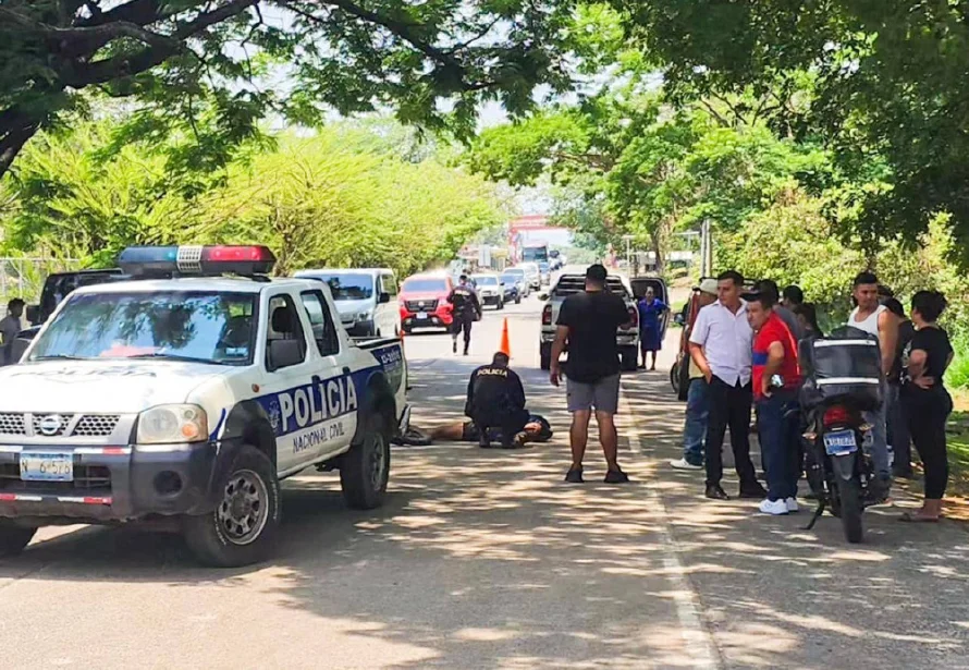 Una motociclista resultó lesionada tras colisionar contra un pick up en San Vicente