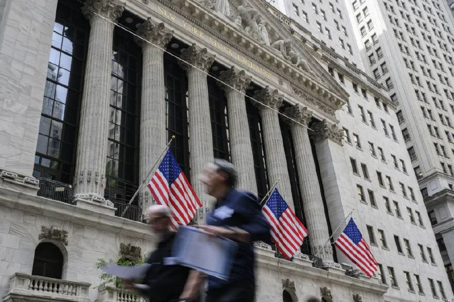 Wall Street abre en rojo en una nueva semana sacudida por el 100 % de aranceles al cine