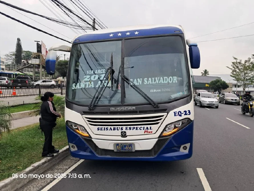 Multan con $150 a conductor de bus por cobrar a pasajeros tras anuncio de tarifa gratis