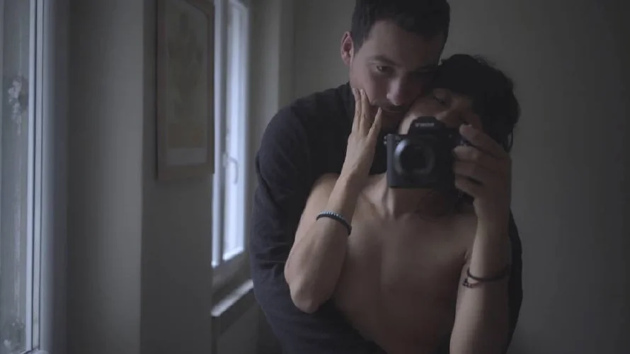 Joven cineasta ecuatoriana lanza documental de su proceso de cáncer de mama