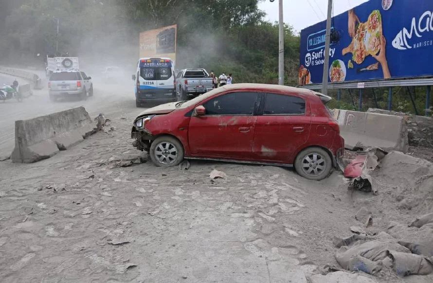 Reportan aparatoso accidente en la Curva del Papaturro entre una rastra y dos vehículos