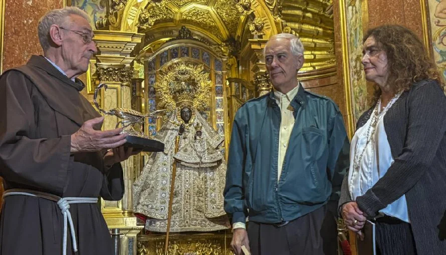 Historiadores mexicanos entregan réplica del "escorpión" que picó a Hernán Cortés