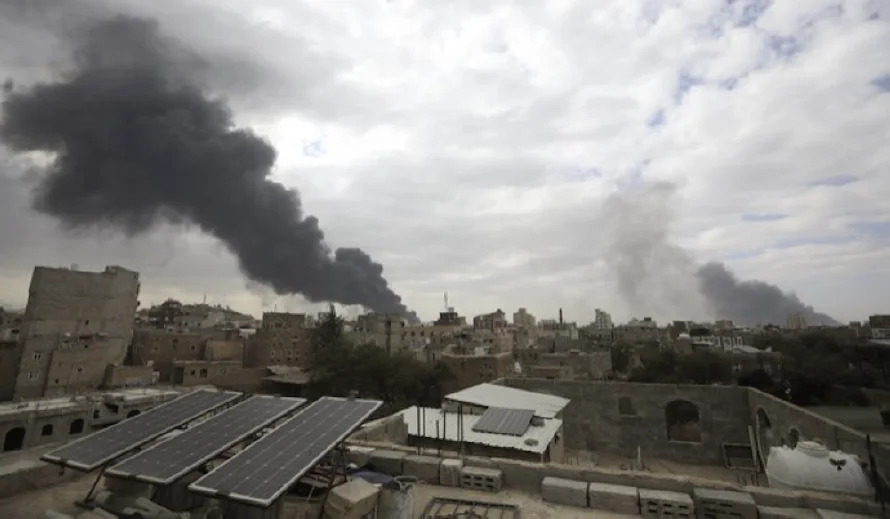 Israel bombardea aeropuerto de la capital de Yemen en represalia por ataque
