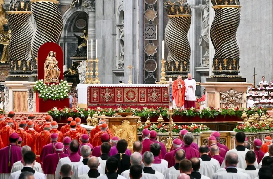 Cardenal decano pide "el papa que la humanidad necesita en este momento tan difícil"