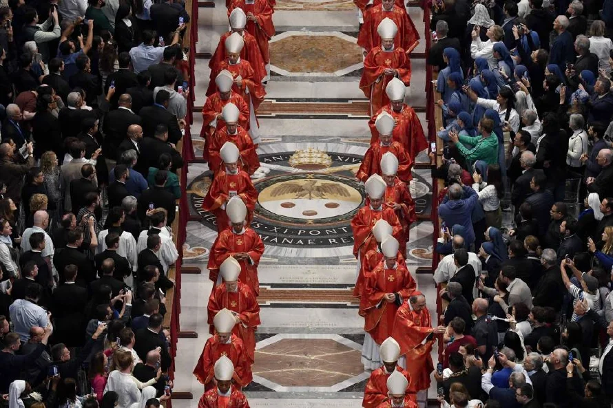 Los cardenales se encierran en la Capilla Sixtina para elegir un papa