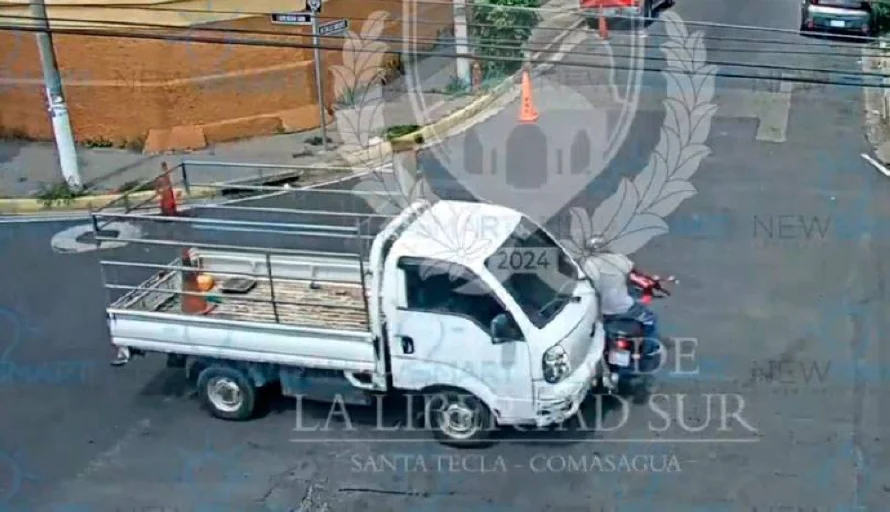 Videovigilancia de Santa Tecla capta accidente entre camión y motociclista