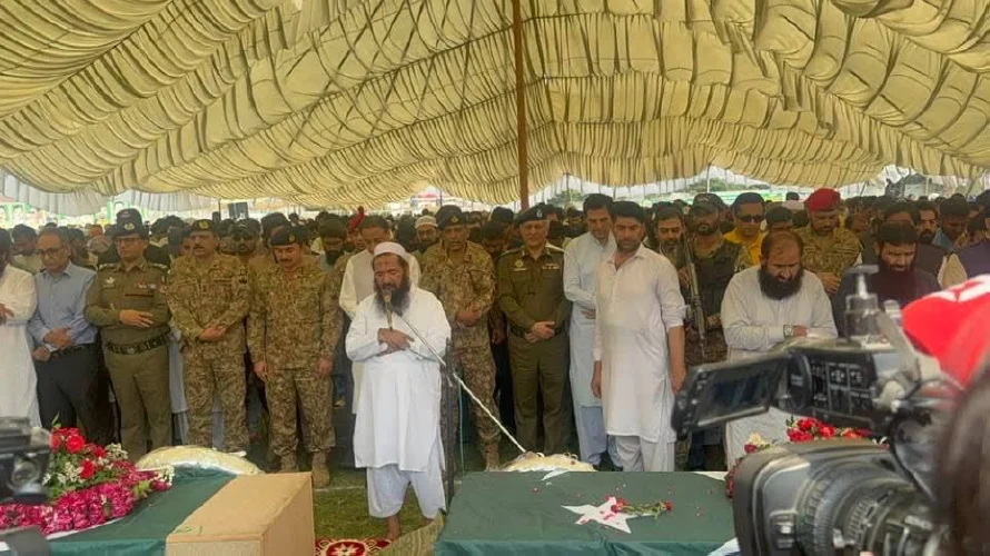 Talibanes de Pakistán lamentan muerte de familia de jefe insurgente cachemir en ataques