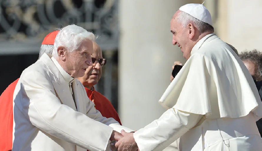 Francisco y Benedicto XVI fueron elegidos en la tarde del segundo día