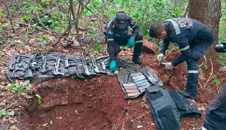 PNC encuentra 10 armas de fuego y municiones de la MS escondidas en un barril en San Vicente