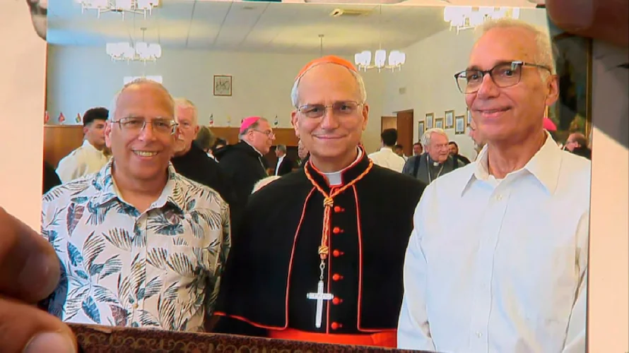 Siempre quiso ser sacerdote y "bromeábamos que sería papa", recuerdan los hermanos del papa León XIV