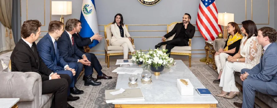 Congresistas del Caucus El Salvador y asesor de Trump visitan el CECOT y se reúnen con Bukele