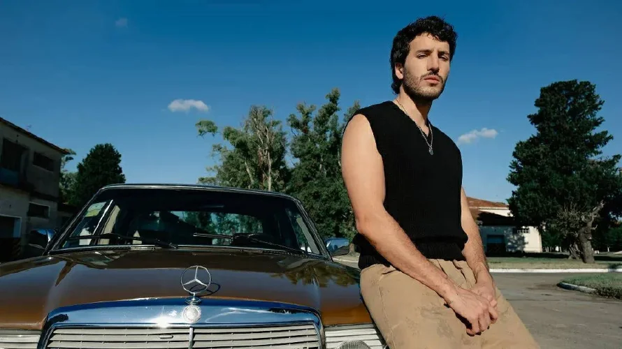 Sebastián Yatra se rompe el corazón y lo reconstruye en su tema "Disco Rayado"