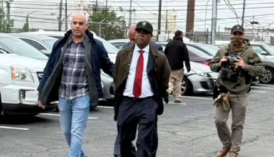 Arrestan a un alcalde de EEUU por "allanar" centro de detención de Servicio de Inmigración
