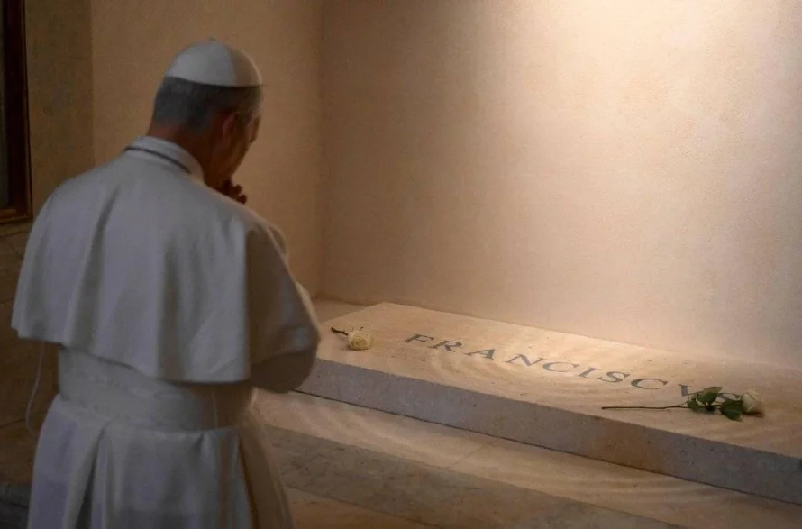 León XIV acude a la tumba de Francisco tras visitar por sorpresa un santuario agustino