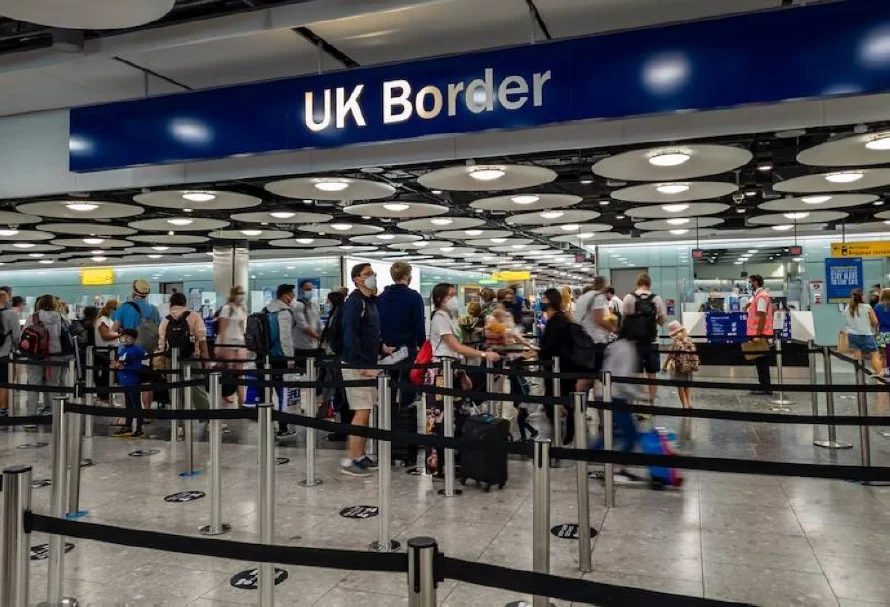 Reino Unido reformará sistema migratorio para reducir llegada de extranjeros