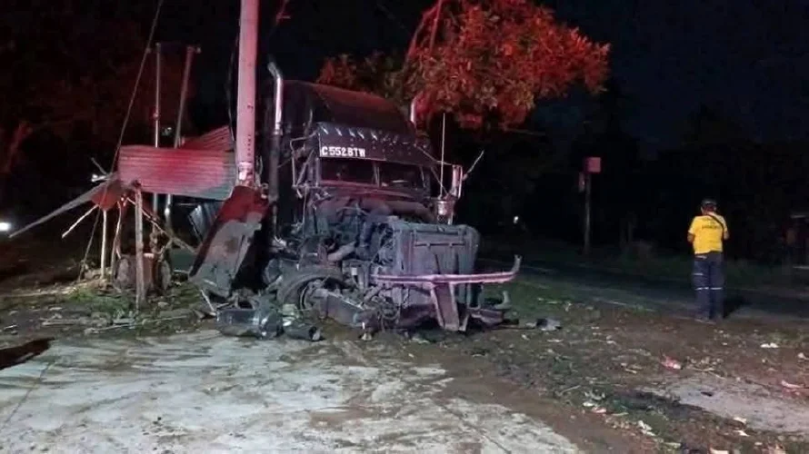Rastra choca contra un poste en Ciudad Arce