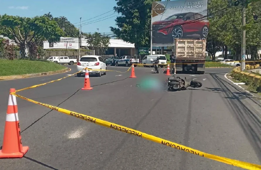 Motociclista muere tras ser atropellada por un camión en Antiguo Cuscatlán