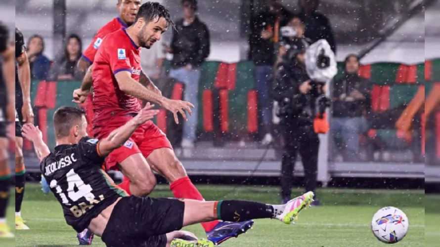 Fiorentina se aleja de Europa tras caer 2-1 ante Venecia, que sale del descenso