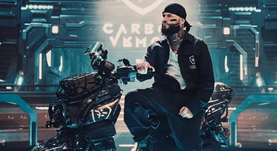 Farruko, el reggaetonero boricua, presenta su propia línea de motocicletas