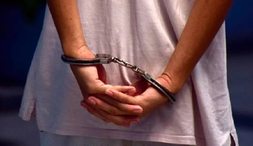 Condenan a un hombre a más de 26 años de cárcel por violar a una menor