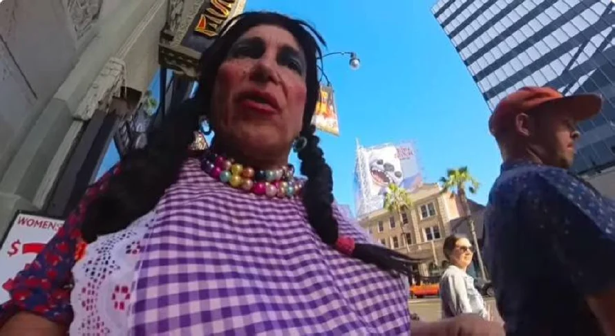 La Tenchis se fue a canastear al Paseo de la Fama de Hollywood, en Los Ángeles
