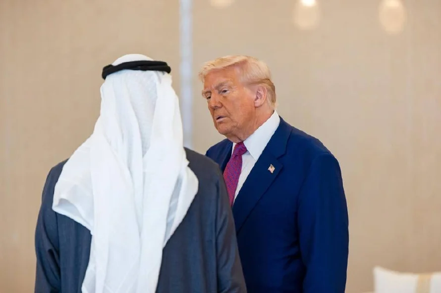 Trump regresa con "billones" en negocio de su gira al Golfo, pero con nudos diplomáticos