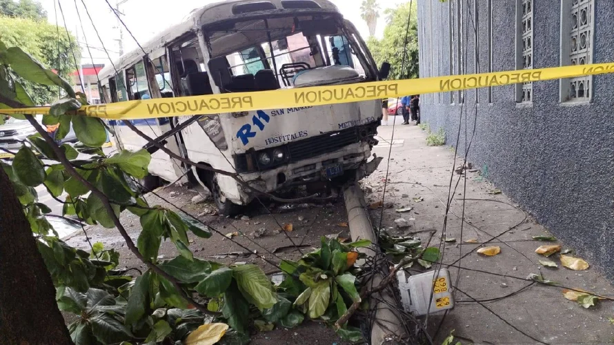 PNC reporta 15 lesionados tras choque de microbús en San Jacinto