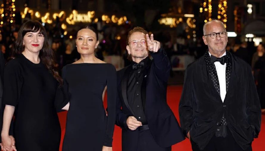 Bono revoluciona la alfombra roja de Cannes rodeado de soldados ucranianos