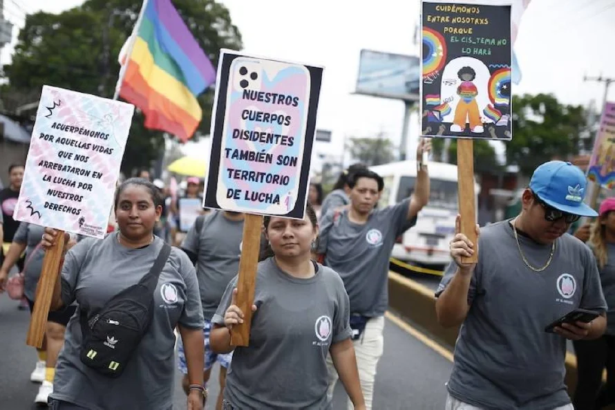 La comunidad LGTBI marcha en San Salvador contra la discriminación