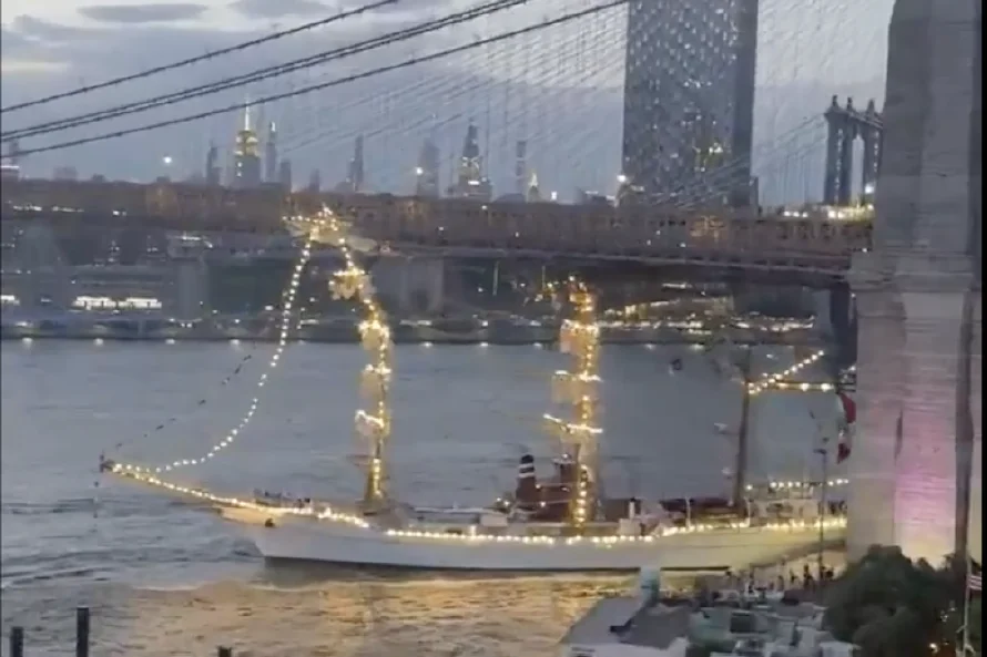 Un buque escuela mexicano con 200 personas a bordo choca contra el Puente de Brooklyn, al menos dos heridos