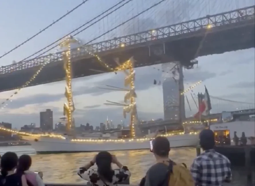 Al menos 23 heridos, 4 de ellos graves, al chocar velero Cuauhtémoc con puente de Brooklyn