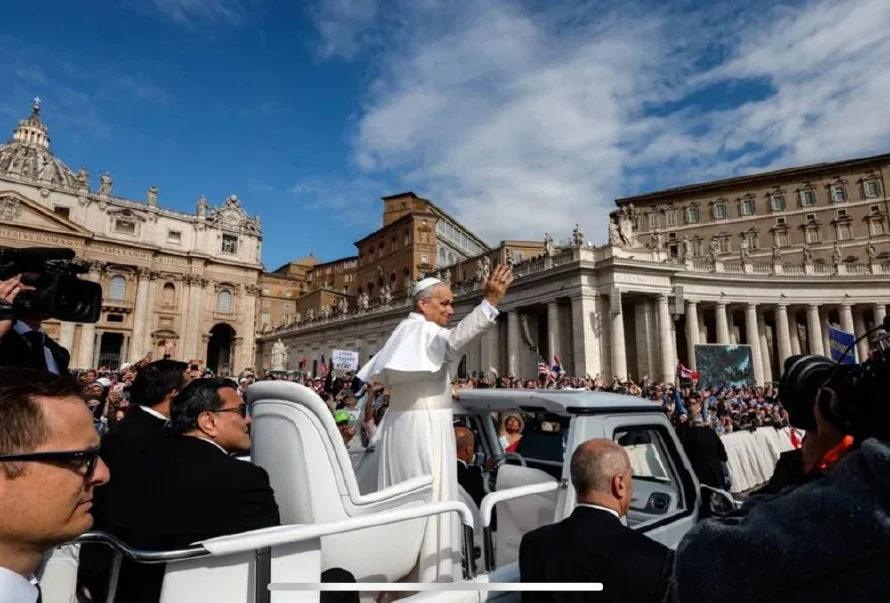 Una multitud emocionada da la bienvenida al nuevo pontificado de León XIV