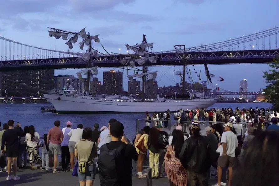 Fallecen dos tripulantes heridos tras colisión de buque mexicano contra puente de Brooklyn