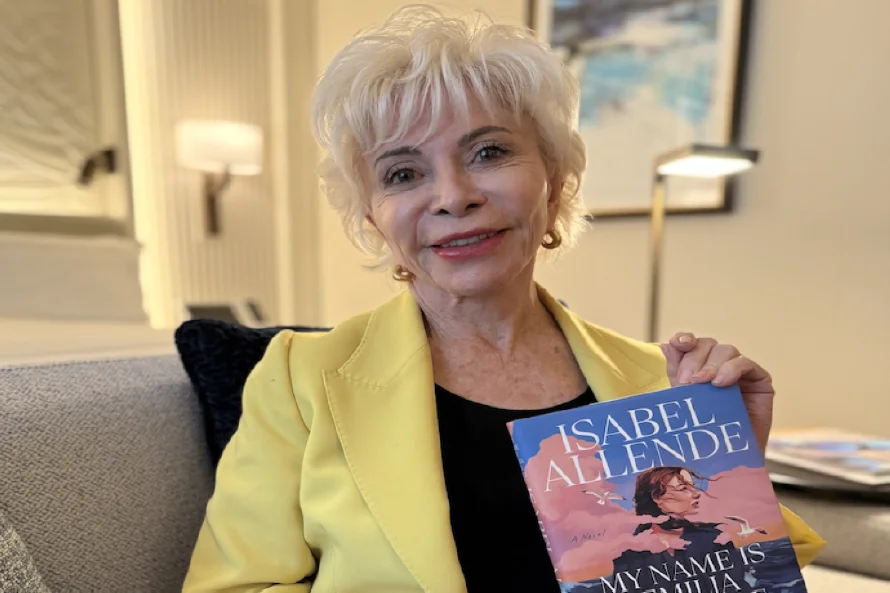 Escritora Isabel Allende dice que "por primera vez en la historia de EEUU, la democracia está en juego"