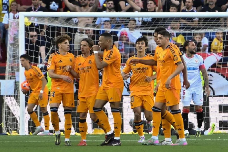 Real Madrid vence 2-0 al Sevilla, que jugó con nueve
