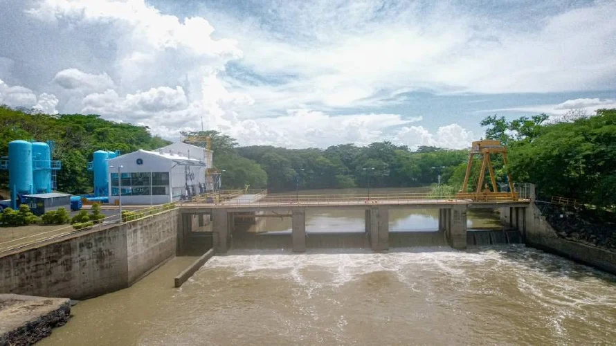 ANDA aplicará sulfato de aluminio para limpiar sedimentos color "chocolate" del río Lempa durante lluvias