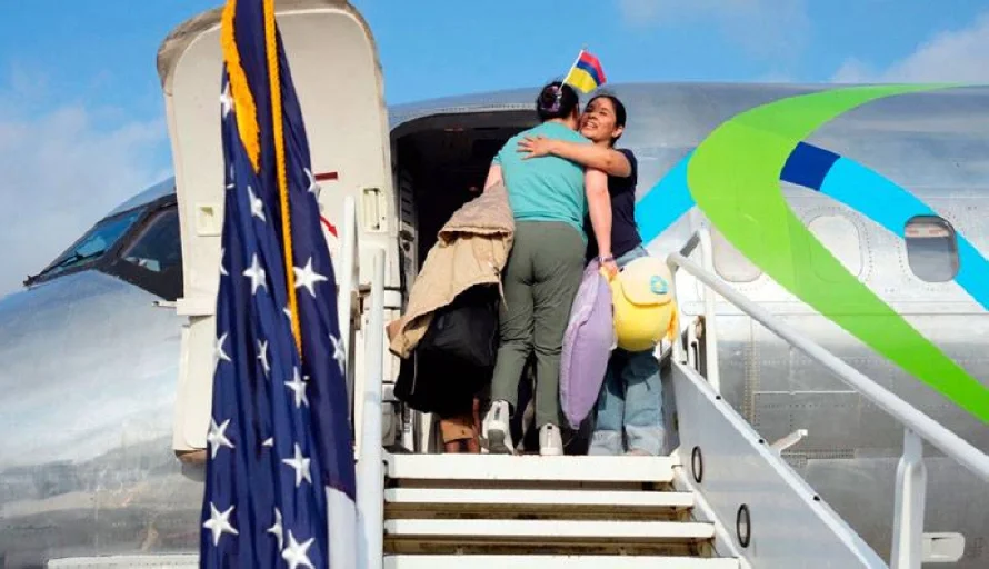 Más de 60 inmigrantes regresan a sus países en el primer vuelo de autodeportados de Trump