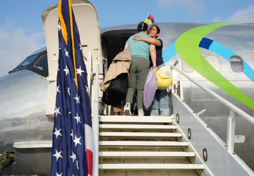Regresan a Honduras y Colombia 64 migrantes desde Estados Unidos en el primer vuelo para "autodeportados"
